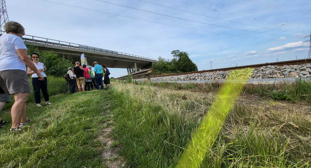 Die gelbe Linie markiert wie weit die Fahrbahn verbreitert wird